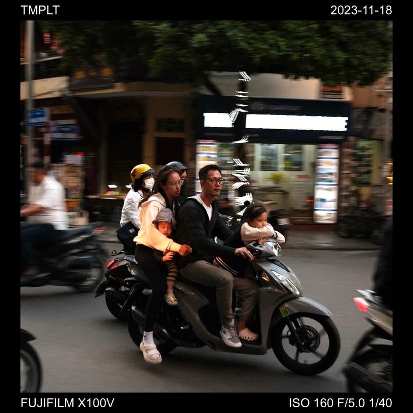 Urban capture with metadata border